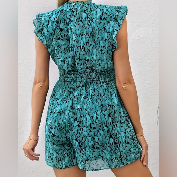 NWOT Cute ruffle neck, flutter sleeve romper pretty teal print, Machine Washable - Picture 2 of 2